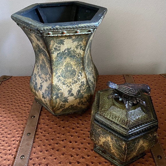 Vase and matching piece with ornate lid - Picture 4 of 5